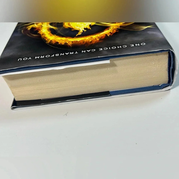 Divergent -  Veronica Roth - Hardcover Book 📖 - Picture 4 of 11